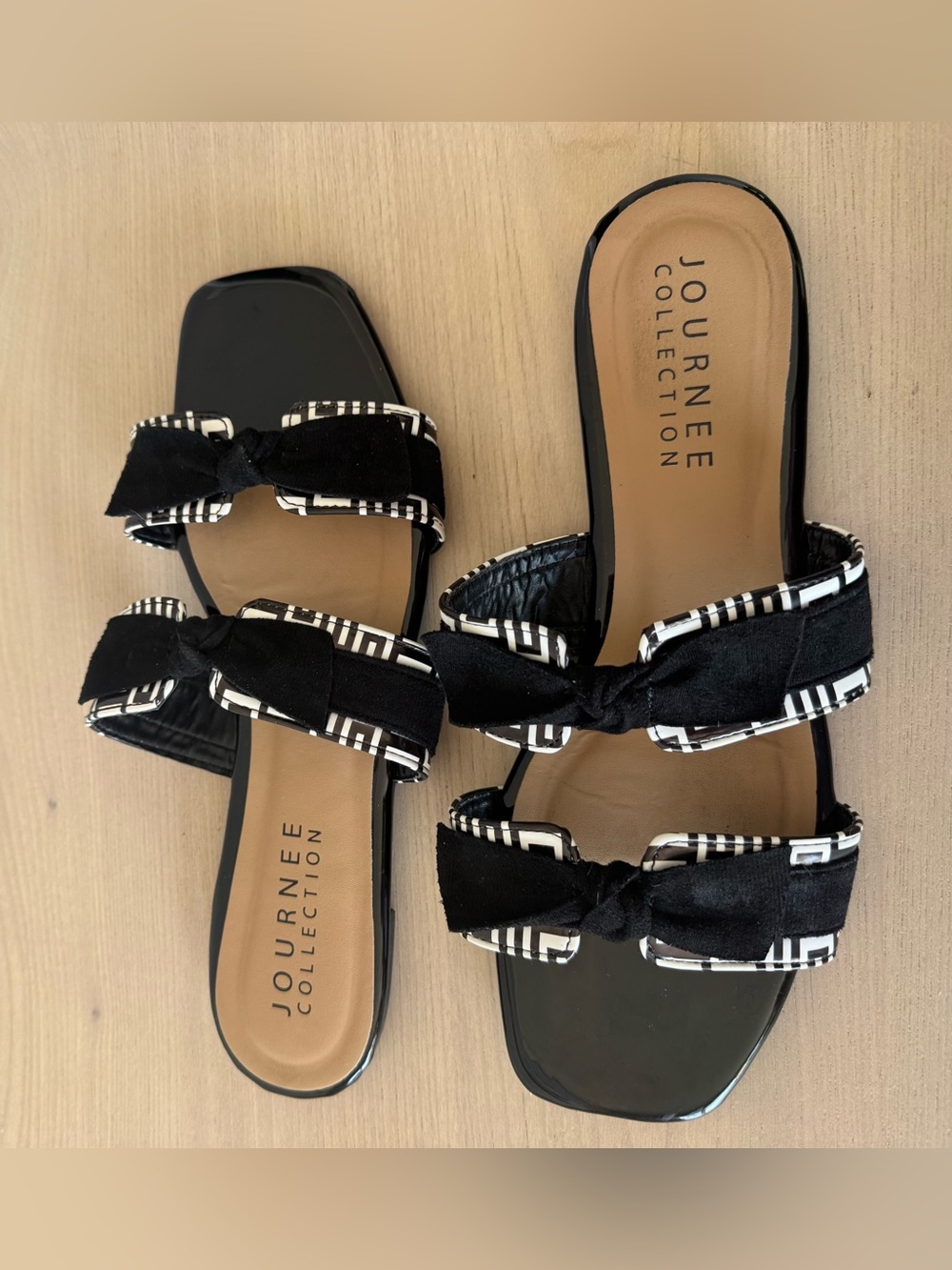 Journee Collection Ireanna Black Flat Slide Sandals / Size 9